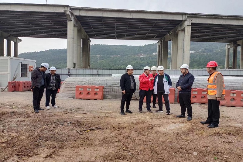 交投集團(tuán)黨委副書(shū)記、總經(jīng)理牟春華檢查督導(dǎo)二專(zhuān)線(xiàn)北出口改建項(xiàng)目工作